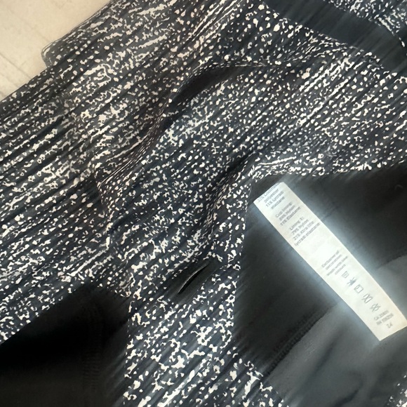 Lululemon, Air Time Sports Bra, Black & White, 10 - Picture 6 of 7